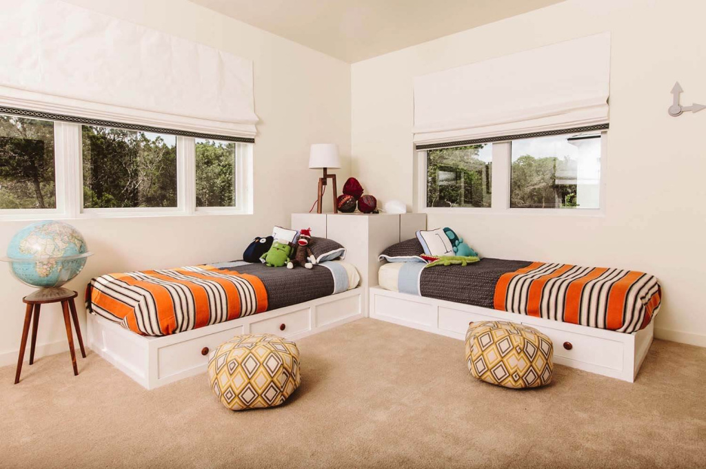 Кровать в детской комнате