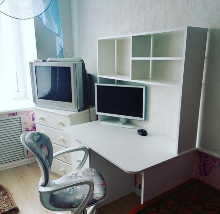 Стол Умка с надстройкой 1000 мм (цвет белый) от Династия Kids